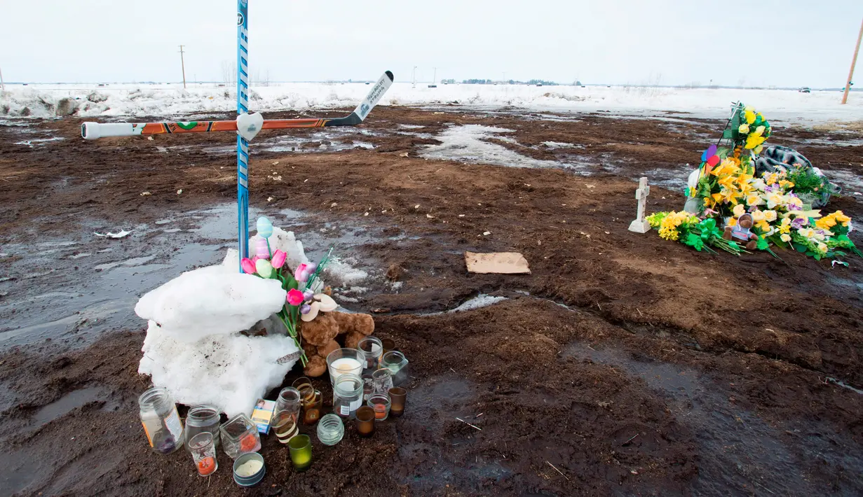 Sejumlah bunga dan lilin untuk menghormati korban kecelakaan bus yang membawa tim hoki es Humboldt Broncos di Provinsi Saskatchewan, Kanada (9/4). (Jonathan Hayward/The Canadian Press via AP)