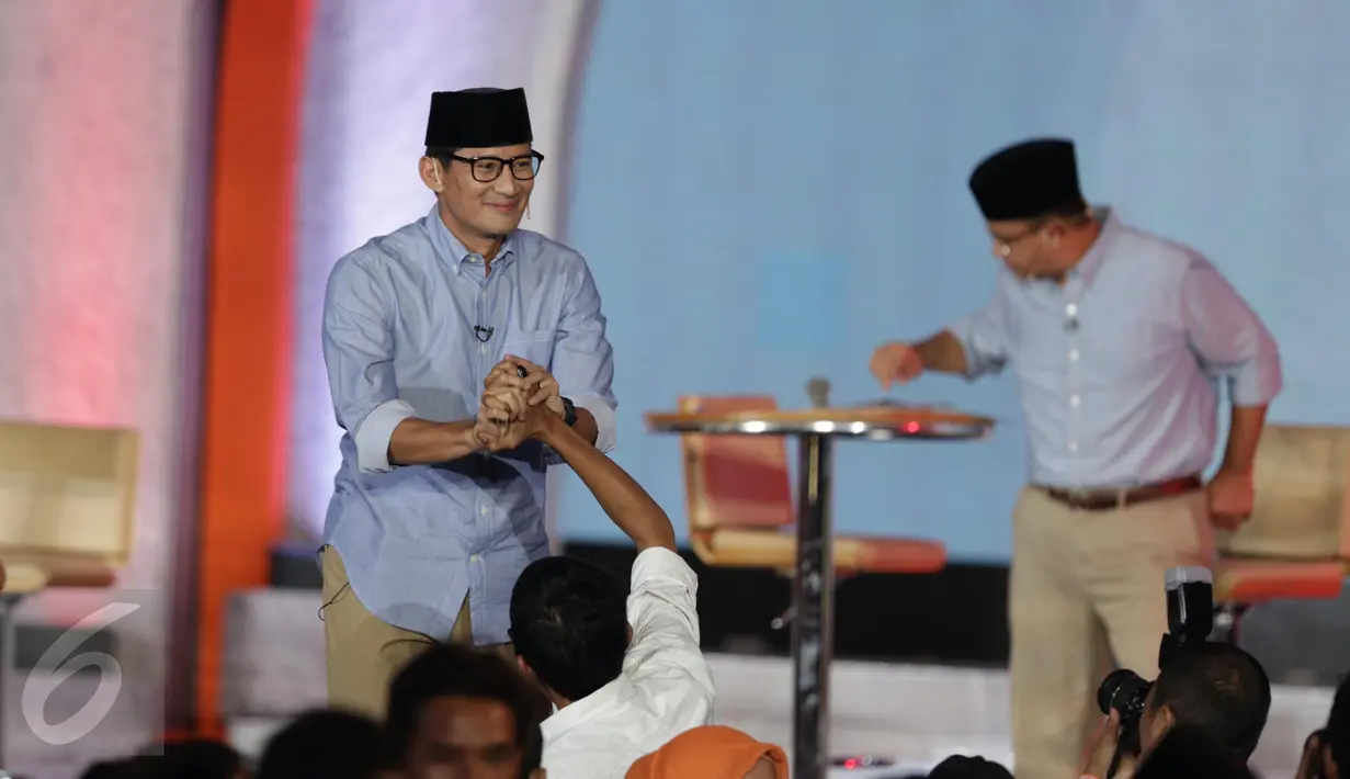 Calon Wakil Gubernur DKI Jakarta no 3, Sandiaga Uno menyapa pendukungnya usai debat terakhir Pilgub DKI Jakarta 2017 di Hotel Bidakara, Jakarta, Rabu (12/4). (Liputan6.com/Faizal Fanani)