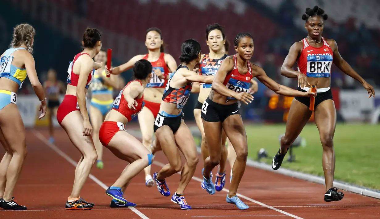 Para pelari saat beraksi pada lari estapet 4x400m wanita Asian Games di SUGBK, Jakarta, Kamis (31/8/2018). (AP/Bernat Armangue)