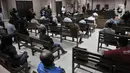 Tamu persidangan duduk berjauhan saat penerapan social distancing di Pengadilan Negeri Jakarta Utara, Kamis (19/3/2020). Pihak PN Jakarta Utara menerapkan social distancing mengikuti kebijakan Pemprov DKI guna mencegah penyebaran virus Conora Covid-19. (merdeka.com/Iqbal Nugroho)