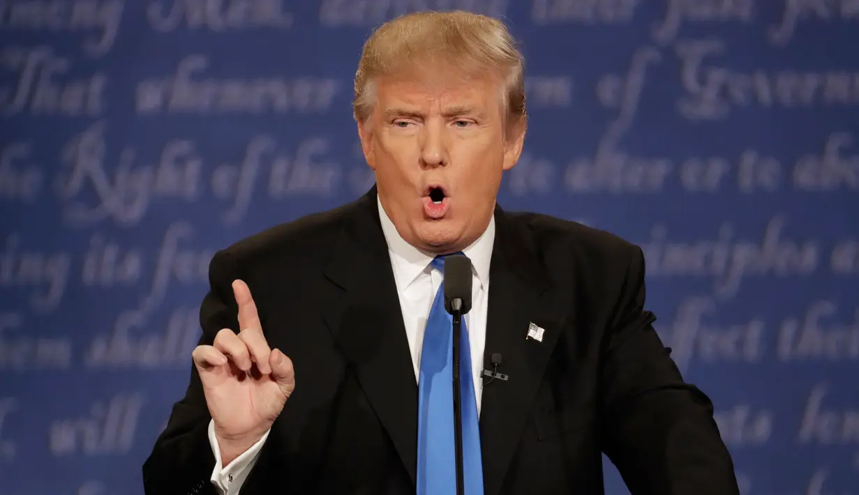 Capres dari Partai Republik Donald Trump menjawab pertanyaan saat debat dengan Capres dari Partai Demokrat, Hillary Clinton pada debat pertama pemilu Amerika Serikat di Hofstra University, Hempstead, New York, Senin (26/09). (AP Photo/David Goldman)