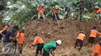 Tim gabungan mengevakuasi tanah longsor di Desa Clapar Kecamatan Madukara Banjarnegara, Jawa Tengah, Kamis (31/03). Diperkirakan tanah masih mengalami pergerakan Tim Gabungan mempercepat evakuasi warga ke tempat aman. (Liputan6.com/Gholib)