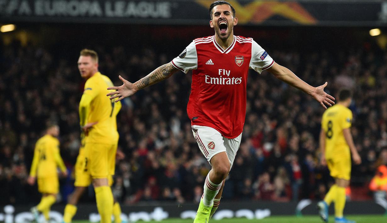 Gelandang Arsenal, Dani Ceballos, merayakan gol yang dicetaknya ke gawang Standart Liege pada laga Liga Europa di Stadion Emirates, London, Kamis (3/10). Arsenal menang 4-0 atas Liege. (AFP/Glyn Kirk)