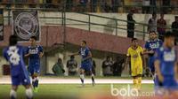 Pemain Persib Bandung, Atep mencetak gol ke gawang Mitra Kukar h di Stadion Manahan, Solo. Jumat (25/2/2017). (Bola.com/Nicklas Hanoatubun)