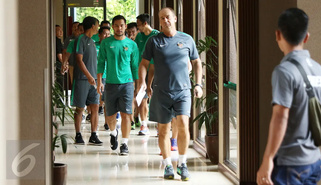 Pemain Timnas Indonesia berjalan usai melakukan latihan ringan di Hotel Aston Lake Sentul, Bogor, Rabu (14/12). Indonesia akan menjamu Thailand di laga pertama final Piala AFF 2016 di Stadion Pakansari, Bogor. (Liputan6.com/Helmi Fithriansyah)