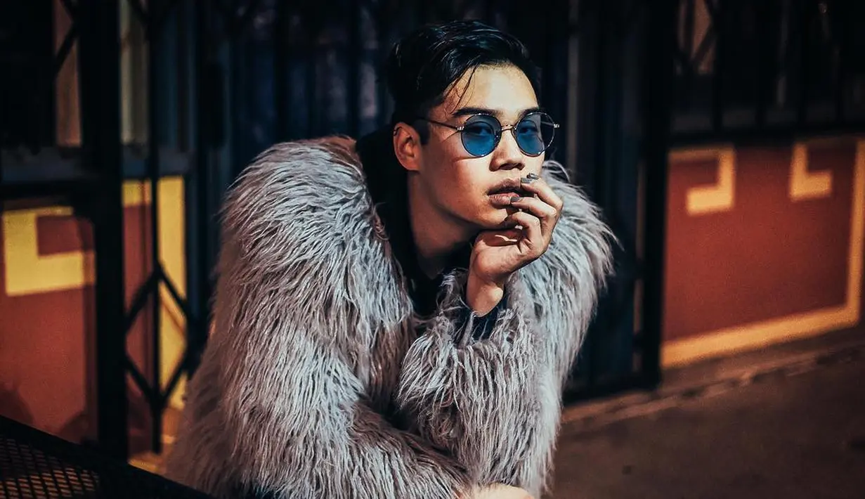 "Aku merasa itu menarik karena di sana mereka tak pernah memilih orang gay yang terbuka. Semua keunikan itu membuat kita berbeda. Entah cara berpakaianmu atau cara berpikirmu," lanjutnya. (Foto: instagram.com/marshallxyz)