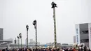Anggota Asosiasi Pelestarian Pemadam Kebakaran Edo melakukan teknik pemadam kebakaran tradisional Jepang saat latihan pemadam kebakaran Tahun Baru di Tokyo, Jepang, 6 Januari 2022. (Behrouz MEHRI/AFP)
