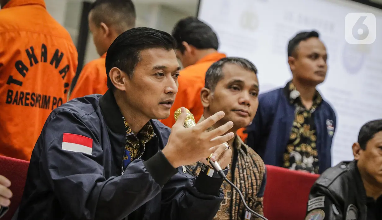 Kasubdit II Dittipidsiber Bareskrim Polri Kombes Himawan Bayu Aji saat konferensi pers terkait penangkapan pelaku hacker Indonesia di Lobi Bareskrim Polri, Jakarta, Jumat (24/1/2020). (Liputan6.com/Faizal Fanani)