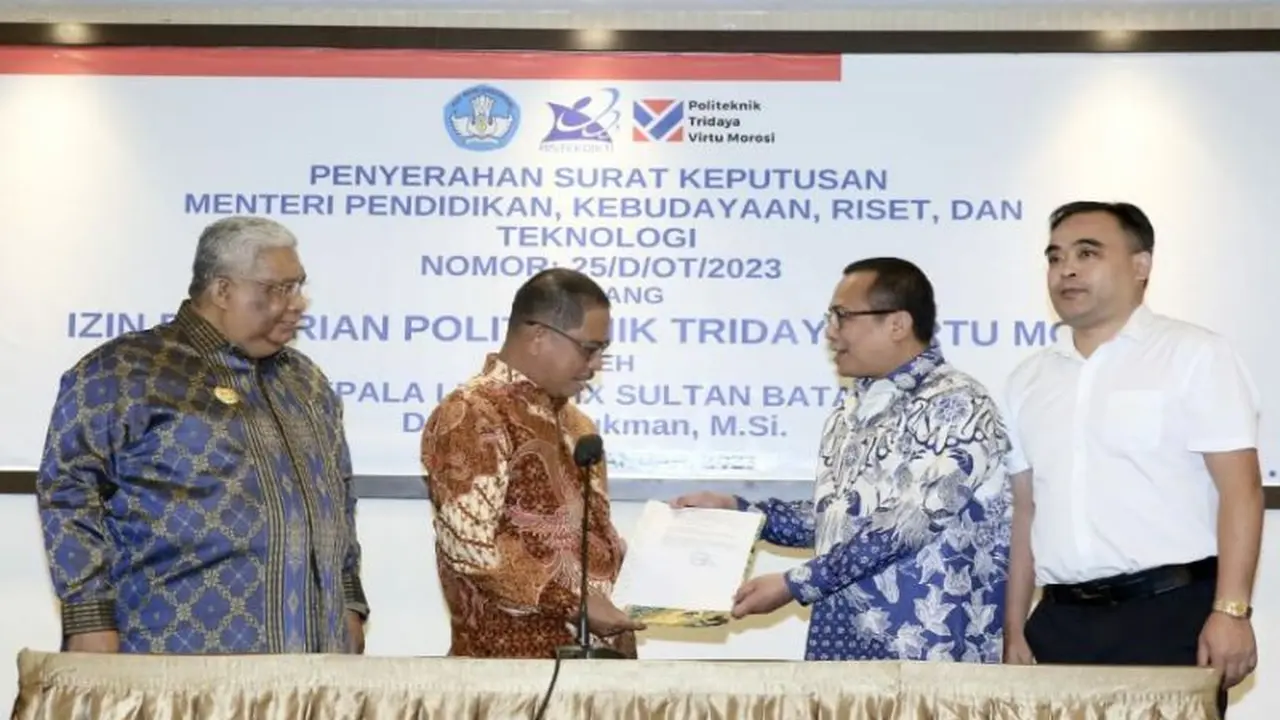 Kepala LLDIKTI Wilayah IX Sutan Batara, Andi Lukman, menyerahkan SK Menteri Pendidikan dan Kebudayaan Kepada Ketua Yayasan Andrew Zhu dan Tony Zhou, Wisma Bharuna di Kendari, Sulawesi Tenggara, Minggu (29/1/2023) (Istimewa)
