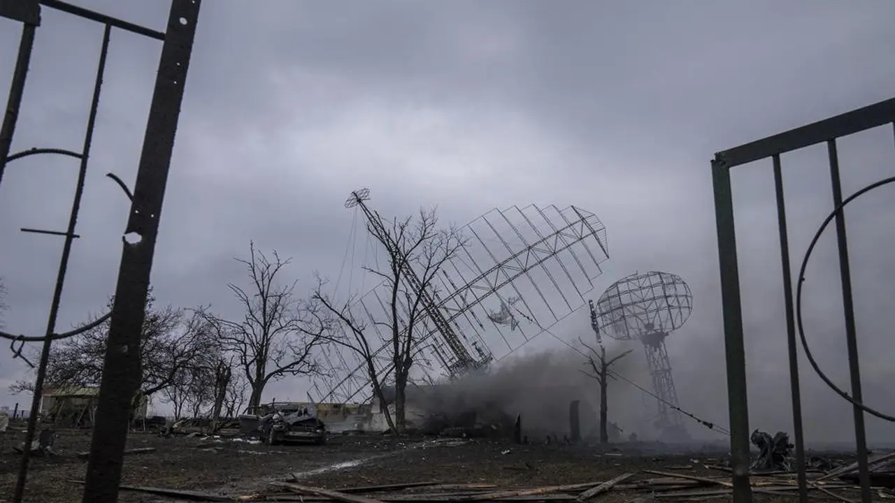 Asap mengepul dari pangkalan pertahanan udara setelah serangan Rusia di Mariupol, Ukraina, Kamis, 24 Februari 2022  akibat serangan Rusia. (AP/Evgeniy Maloletka)