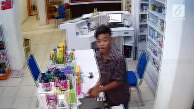 Bocah berusia 13 tahun yang sudah 11 kali keluar masuk bui ini berulah lagi. Ia terekam CCTV mencuri uang di kasir sebuah apotik. Motivasinya untuk membeli sabu.