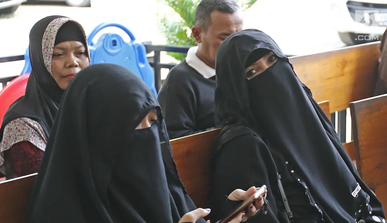 Istri komedian Caisar, Indadari (kanan) bersiap menjalani sidang mediasi di Pengadilan Agama Depok, Jawa Barat, Selasa (31/10). Sidang Cerai Indadari dengan Caisar dengan putusan mediasi yang tidak dihadiri Caisar. (Liputan6.com/Herman Zakharia)