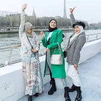 Bersama Shandy dan Mommy ASF, Ririe Fairus coba pengalaman baru dangdutan di Paris.