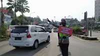 Polisi melakukan rekayasa lalu lintas satu jalur menuju kawasan Puncak, Bogor, Jawa Barat. (Liputan6.com/Achmad Sudarno)