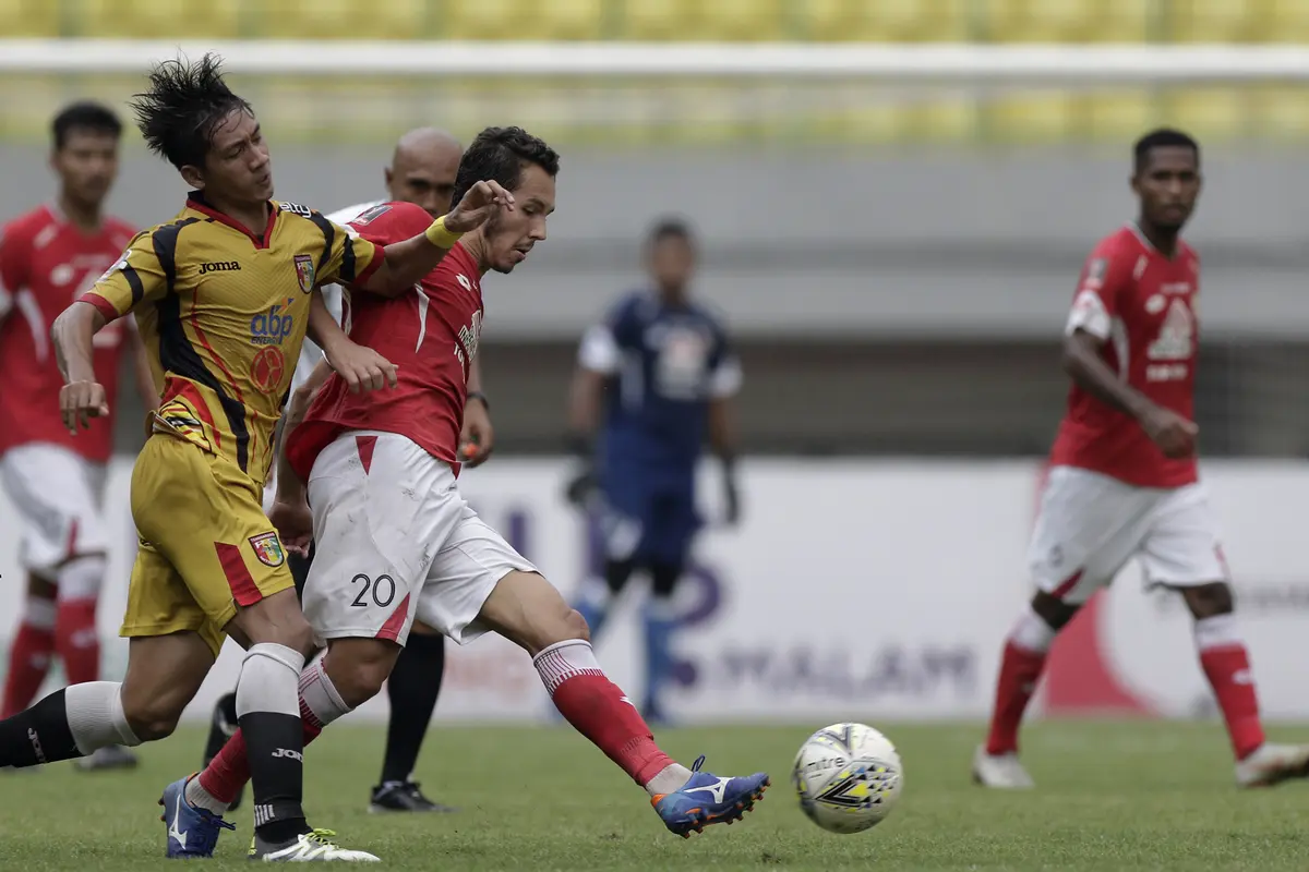 Gelandang Semen Padang, Nildo Juffo, mengontrol bola saat melawan Mitra Kukar pada laga Piala Presiden 2019.