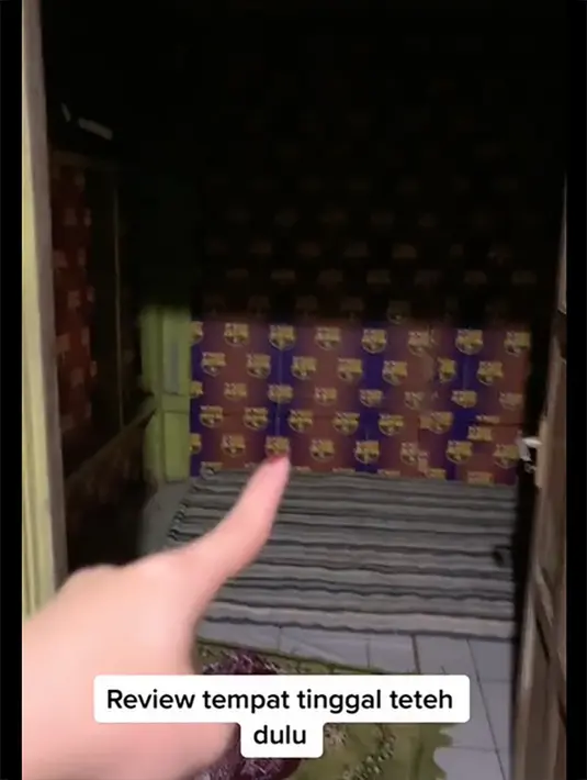 Melalui video singkat yang dibagikan, ia pun memperlihatkan beberapa bagian termasuk kamar yang minim penerangan. [TikTok/imelputricahyatiofficial]