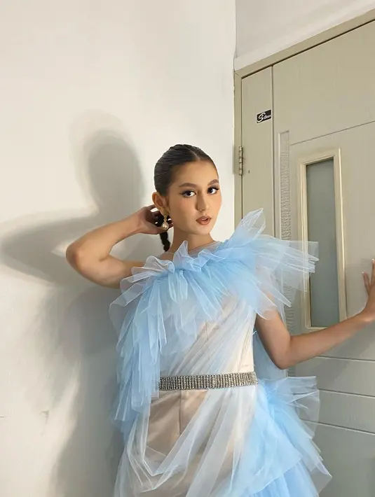 Gaun Zoe Abbas Jackson kali ini makin membuatnya tampil ala cewek peri. Cewek peri punya tone warna pastel dengan model pakaian yang feminim. Seperti dress floral atau yang modelnya mengembang di bagian atas dan bawah. (Liputan6.com/IG/@zoeabbasjackson).
