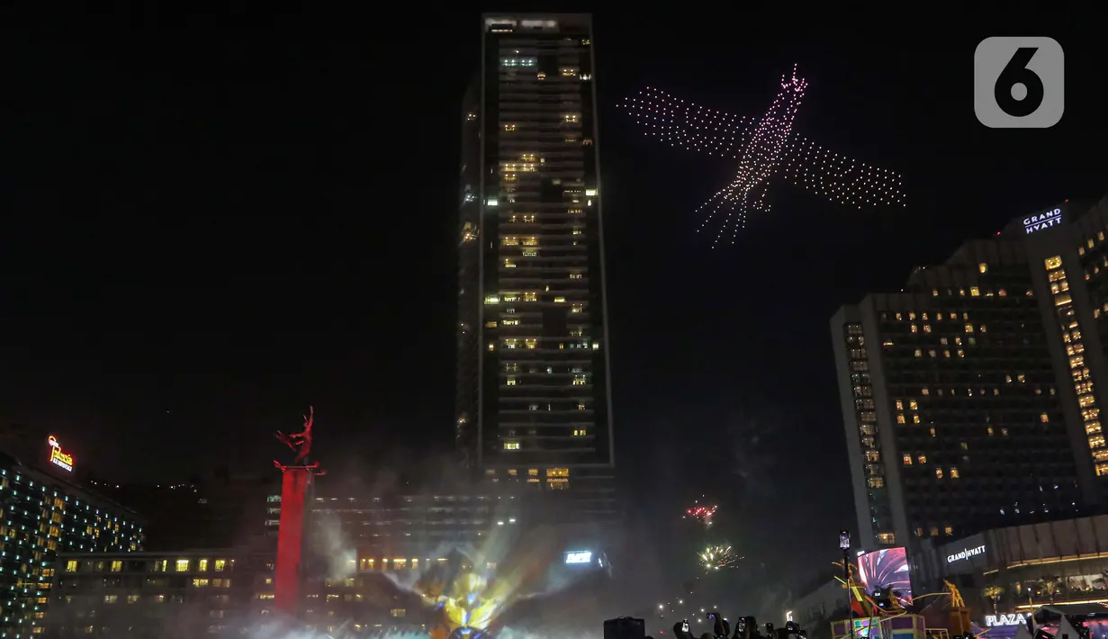 Malam Tahun Baru 2024 di Bundaran HI dimeriahkan dengan diterbangkannya 500 drone yang menampilkan lampu warna-warni. (Liputan6.com/Angga Yuniar)
