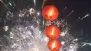Kembang api menghiasi langit di atas Pasar Gedhe Surakarta saat perayaan Imlek, Surakarta, Sabtu (28/01). Grebeg Soediro adalah  tradisi  tahunan alkuturasi  budaya  Jawa dan  Cina. (Liputan6.com/Gholib)  