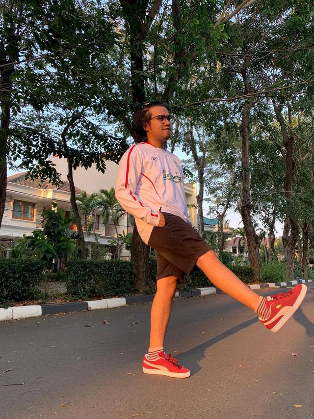 6 Gaya Santai Joshua Suherman saat Tampil Sporty, Jersey Jadi Favorit