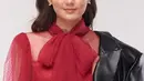 Tampil dengan gaun merah dibalut dengan leather jacket hitam, pesona Zoe Abbas sukses dipuji para penggemarnya. Dara berusia 18 tahun ini disebut makin cantik. (Liputan6.com/IG/@zoeabbasjackson)