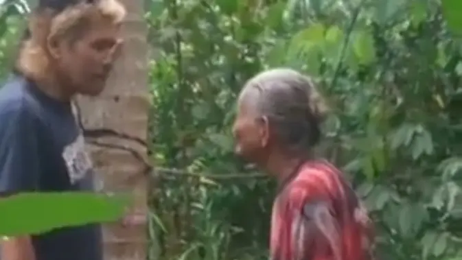<p>Anggota LBH MADN saat bersama nenek berusia 83 tahun di Kecamatan Jongkat, Mempawah, Kalbar, yang dilaporkan ke polisi oleh tetangganya sendiri atas tuduhan mencuri 20 buah kelapa. (Liputan6.com/ Dok Ist @ndorobei.official)</p>
