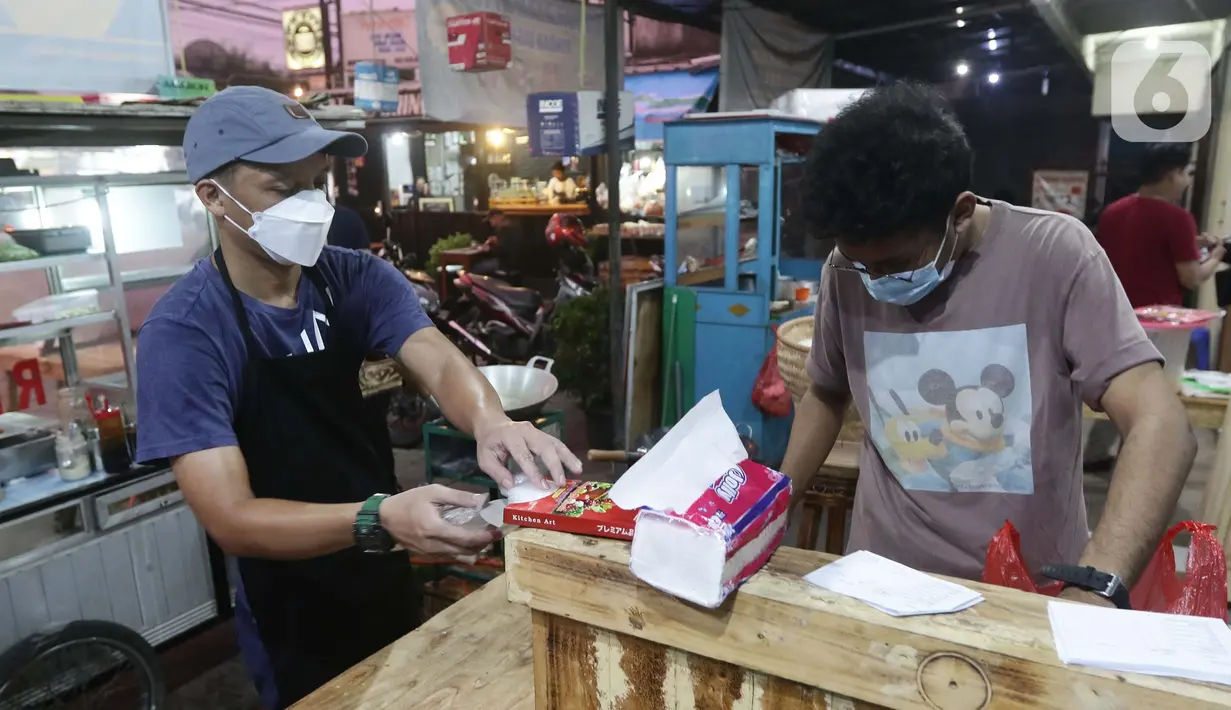 Mantan pegawai fungsional Biro Hukum KPK, Juliandi Tigor Simanjuntak melayani pelanggan di Jalan Raya Hankam, Bekasi, Rabu (13/10/2021). Mantan Kabag Perancangan Peraturan dan Produk Hukum KPK Rasamala Aritonang banting setir jadi petani di Sumatera Utara. (Liputan6.com/Helmi Fithriansyah)