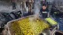 Aktivitas pekerja menyelesaikan pembuatan tahu di salah satu sentra produksi kawasan Pasir Putih, Kota Depok,  Jawa Barat, Senin (8/6/2026). (merdeka.com/Arie Basuki)