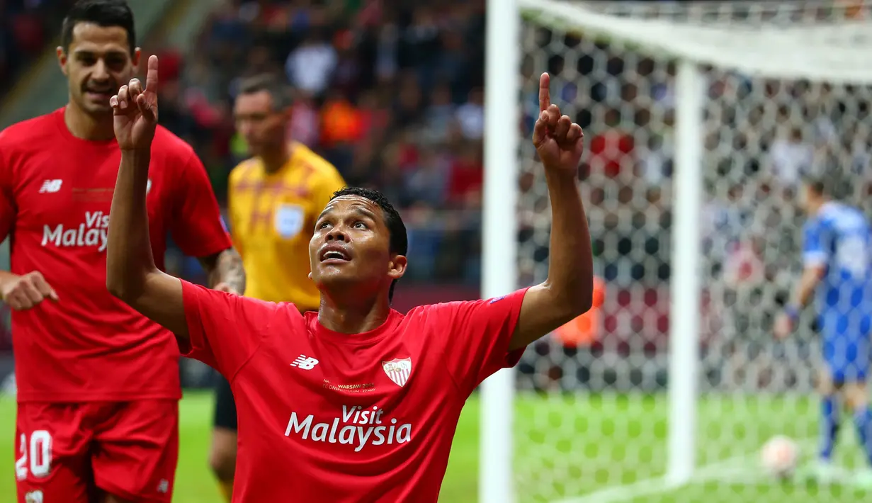 Penyerang Sevilla, Carlos Bacca melakukan selebrasi usai mencetak gol ke gawang Dnipro pada final Europa League Sevilla di Stadion Narodowy, Polandia, Kamis (28/5/2015). Sevilla menang 3-2 atas Dnipro Dnipropetrovsk.  (Reuters/Eddie Keogh)