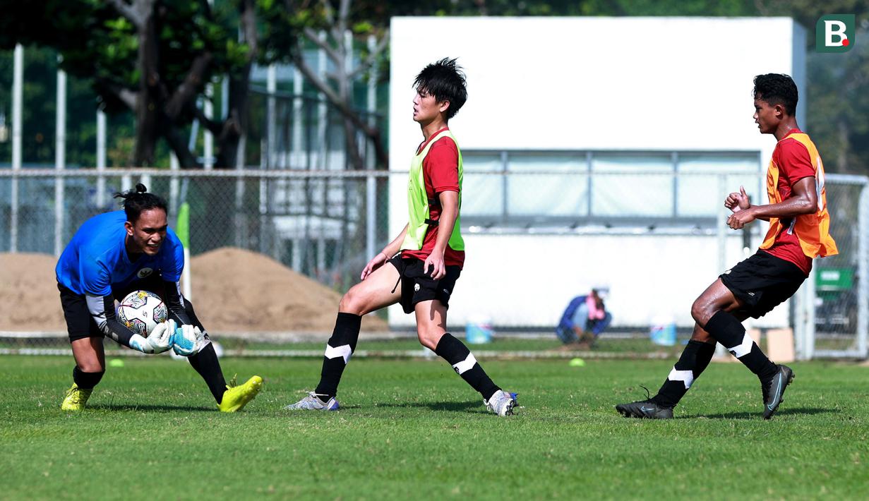Kiper Timnas Indonesia U-22, Geril Kapoh, menangkap bola saat sesi latihan jelang persiapan SEA Games 2023 di Lapangan A Senayan, Jakarta, Selasa (7/3/2023). Timnas Indonesia U-22 melakukan internal game. (Bola.com/M Iqbal Ichsan)