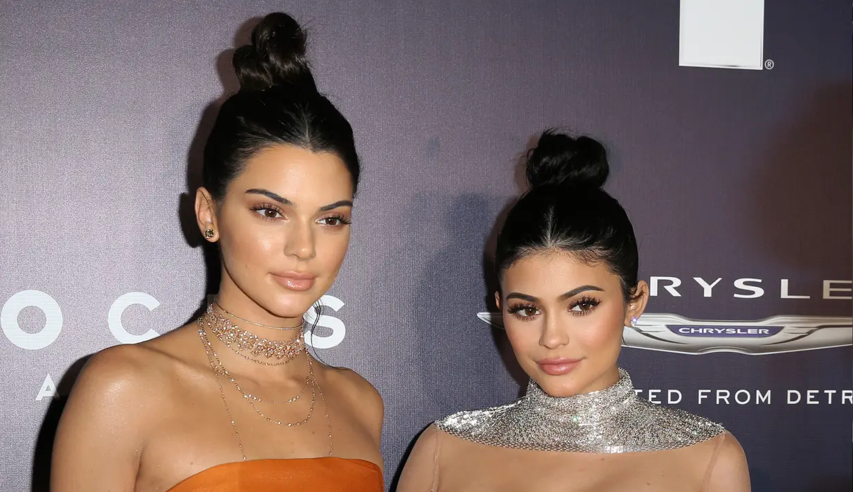 Kendall Jenner (kiri) dan Kylie Jenner tiba menghadiri acara NBCUniversal pada Golden Globes 2017 di Hotel Beverly Hilton, California, AS (8/1). Kakak-adik ini tampil cantik dengan gaun seksi yang digunakannya. (Foto oleh Kaya Fury/Invision/AP)
