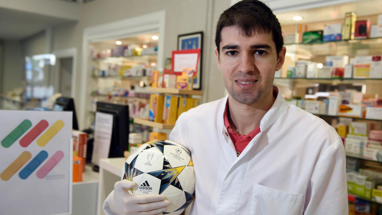 Pesepak Bola Jadi Apoteker