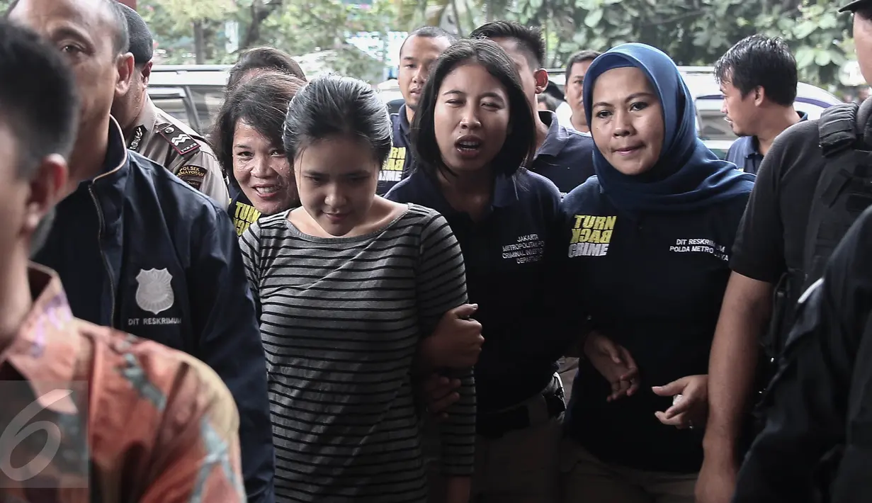 Tersangka pembunuhan Wayan Mirna Salihin, Jessica Kumala Wongso tertunduk lesu saat tiba di Kejari Jakarta Pusat, Jumat (27/5). Setelah pemeriksaan, Jessica akan dibawa ke Rutan Pondok Bambu hingga persidangan kasusnya dimulai (Liputan6.com/Faizal Fanani)