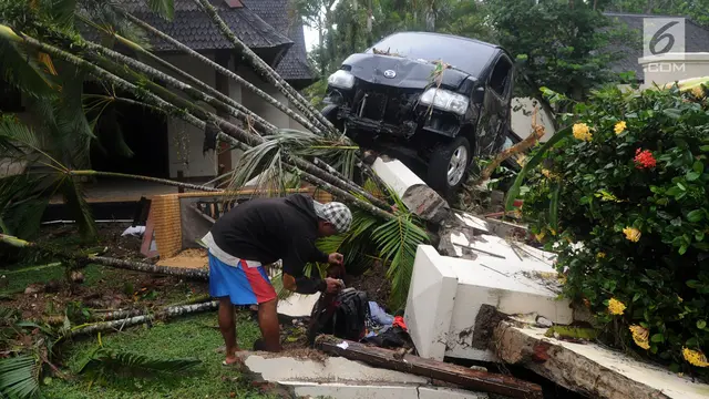 Terjangan Tsunami Anyer Seret Mobil di Tanjung Lesung