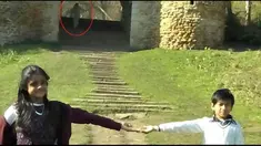 Namun setelah sampai di rumah, Nurul dan keluarganya begitu terkejut melihat hasil foto yang diambil di kastil tua itu tampak sosok wanita berpakaian putih panjang dan sedang menaiki tangga dengan lengan terentang.