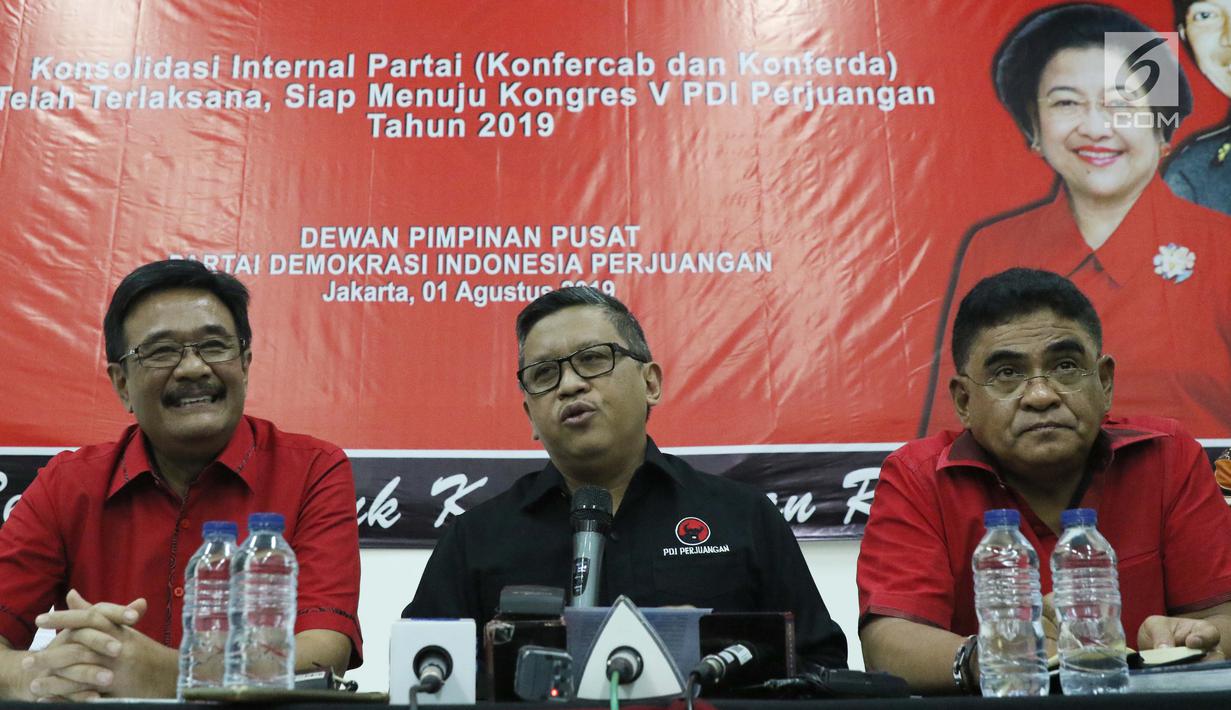 Sekjen DPP PDIP, Hasto Kristiyanto (tengah) memberi keterangan terkait Kongres V PDI Perjuangan tahun 2019 di Jakarta, Kamis (1/8/2019). Kongres dilaksanakan di Bali pada 8 Agustus 2019 dan mengambil tema Solid Bergerak Untuk Indonesia Raya. (Liputan6.com/Helmi Fithriansyah)