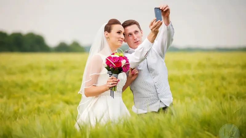 Mengapa Pengantin Masa Kini Doyan Selfie?