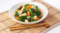 Ilustrasi tumis sayur/copyright shutterstock.com/Coolscene
