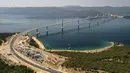Pemandangan dari udara Jembatan Peljesac yang baru dibangun di Komarna, Kroasia selatan, 26 Juli 2022. Kroasia menandai pembukaan kunci dan jembatan yang telah lama ditunggu-tunggu yang menghubungkan dua bagian dari garis pantai Laut Adriatik negara itu dengan melewati sebagian kecil wilayah Bosnia. (AP Photo)