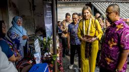 Dalam kunjungan tersebut, Ratu Maxima menyempatkan berdialog dengan pelaku Usaha Mikro Kecil dan Menengah (UMKM) perempuan, salah satunya batik. Tampak dalam foto, Ratu Maxima dari Belanda (kedua dari kanan), dalam kapasitasnya sebagai Advokat Khusus Sekretaris Jenderal PBB untuk Keuangan Inklusif untuk Pembangunan (UNSGSA), mengunjungi Kampung Batik Laweyan di Surakarta, Jawa Tengah, pada Selasa 25 November 2025. (DEVI RAHMAN/AFP)