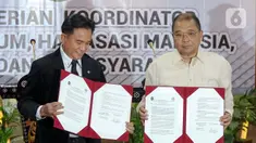 Menteri Koordinator Bidang Hukum, Hak Asasi Manusia, Imigrasi, dan Pemasyarakatan Indonesia Yusril Ihza Mahendra (kiri) dan Wakil Menteri Kehakiman Filipina Raul Vasquez usai penandatanganan dokumen terkait rencana pemulangan terpidana mati Mary Jane Veloso di Kantor Kemenko Kumham Imipas, Jakarta, Jumat (6/12/2024). (Liputan6.com/Herman Zakharia)
