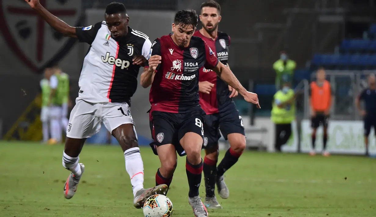 Pemain Cagliari Giovanni Simeone berebut bola dengan gelandang Juventus, Blaise Matuidi dalam lanjutan Liga Italia di stadion Sardegna Arena, Rabu (29/7/2020). Juventus yang sudah menjadi juara terpeleset di markas Cagliari. (Alessandro Tocco/LaPresse via AP)