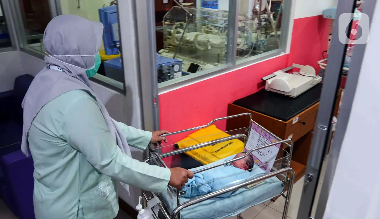 Dua bayi berjenis kelamin laki-laki dan perempuan lahir di RSUD Kramat Jati pada tanggal 29 Februari 2029. (Liputan6.com/Herman Zakharia)