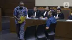 Mantan Kadis PU Papua, Mikael Kambuaya (kiri) dan Komisaris PT Manbers Jaya Mandiri, David Manibui saat sidang dakwaan di Pengadilan Tipikor Jakarta, Rabu (20/11/2019). Keduanya didakwa dalam kasus dugaan suap pekerjaan peningkatan jalan Kemiri-Depapre TA 2015. (Liputan6.com/Helmi Fithriansyah)