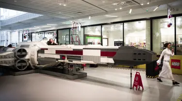 Pesawat ruang angkasa "Star Wars X-Wing" skala penuh dari balok lego ditampilkan di pusat perbelanjaan pinggiran kota Paris, 12 Desember 2018. Pesawat yang terbuat lebih dari satu juta balok Lego itu untuk memeriahkan perayaan Natal. (Philippe LOPEZ/AFP)