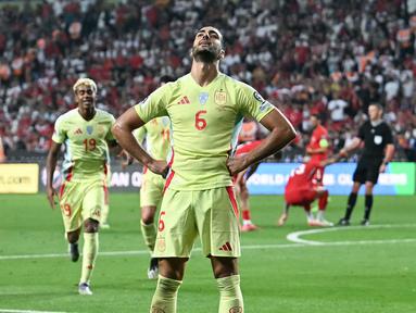 Pemain Spanyol, Mikel Merino, melakukan selebrasi setelah mencetak gol ke gawang Turki di laga kedua Grup E Kualifikasi Piala Dunia 2026 Zona Eropa di Torku Arena, Senin (08/09/2025). (AFP/Ozan Kose)