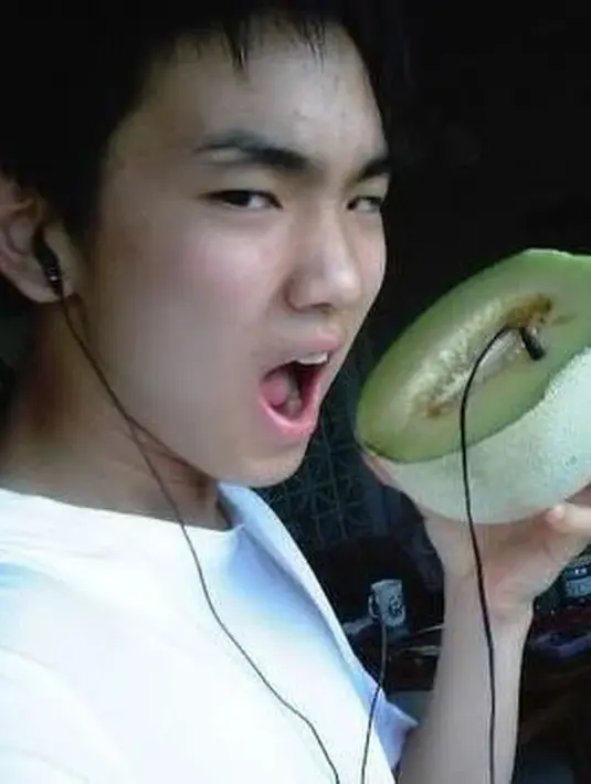 Ini merupakan foto predebut dari Key SHINee, tampaknya ia bisa bahagia hanya dengan sebuah melon. (Foto: koreaboo.com)