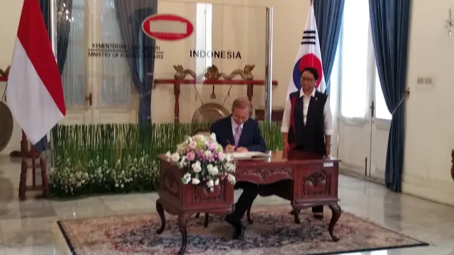Wakil Pertama Menteri Luar Negeri Korea Selatan, Lim Sung-nam, mengisi buku tamu di Gedung Pancasila Kementerian Luar Negeri Indonesia, Jakarta, pada Rabu,, 2 Mei 2018 (Liputan6.com/Happy Ferdian)