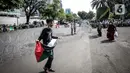 Seorang pria membawa bendera Palestina saat polisi memasang kawat berduri dalam aksi solidaritas untuk rakyat Palestina di Depan Kedutaan Besar Amerika Serikat, Jakarta (18/5/2021). Massa mengutuk dan mengecam keras kekerasan yang dilakukan Israel atas Palestina. (Liputan6.com/Faizal Fanani)