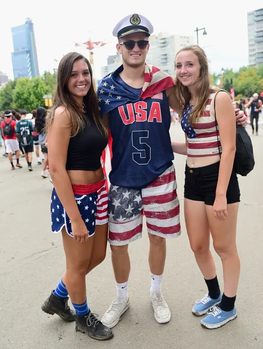 Dua gadis berpose dengan seorang pria saat menghadiri hari ke 2 Festival Budweiser Made in America 2017 di Benjamin Franklin Parkway di Philadelphia, Pennsylvania (3/9). (Lisa Lake/Getty Images for Anheuser-Busch/AFP)
